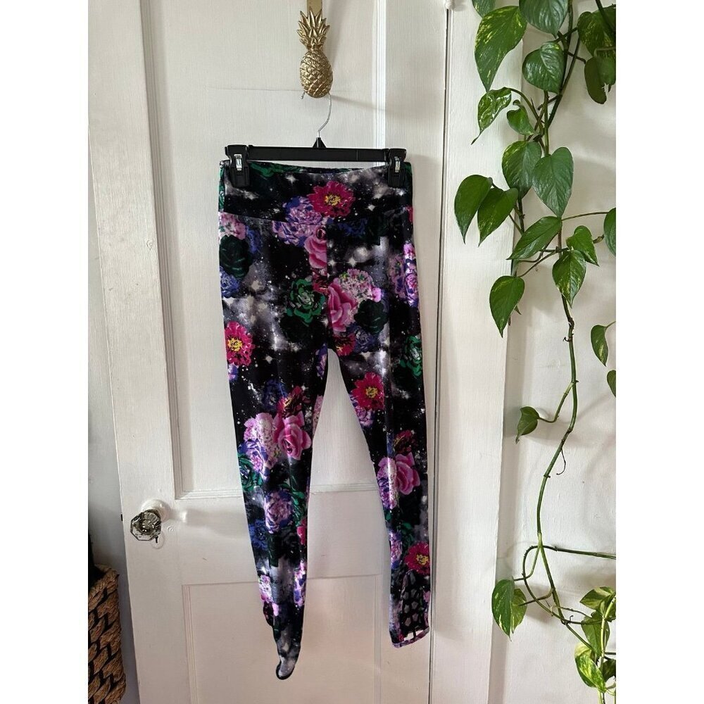 No Boundaries womenโs size medium floral leggings